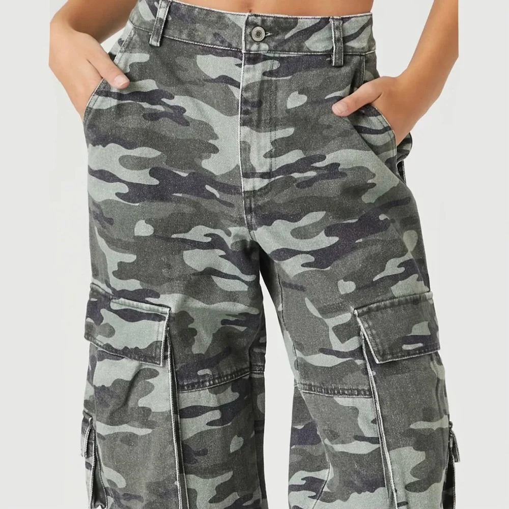High-Rise Wide-Leg Cargo Jeans in Green Camo - Picture 4 of 14